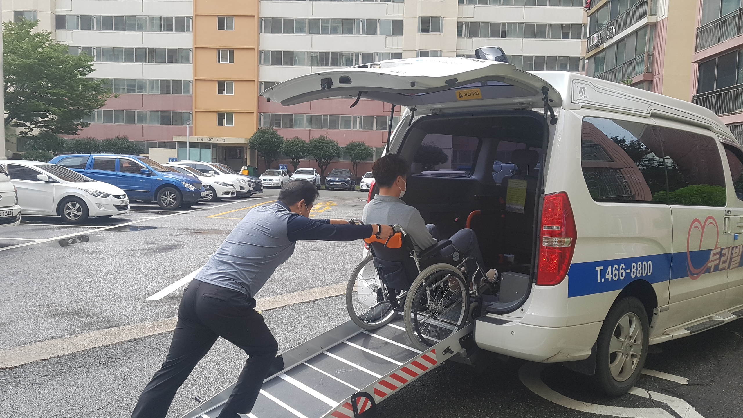 휠체어 교통약자 장애인이 두리발 차량에 탑승하고 있다